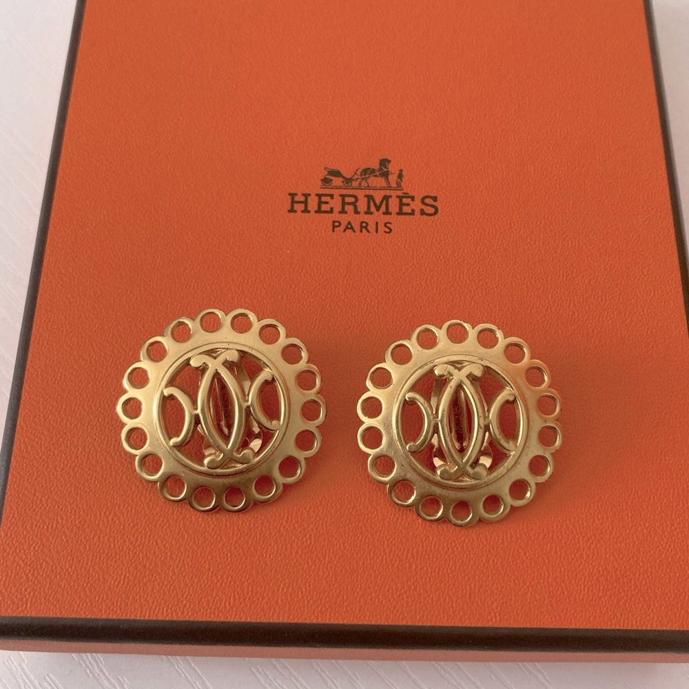 Hermès Gold Logo Scalloped Round Earrings